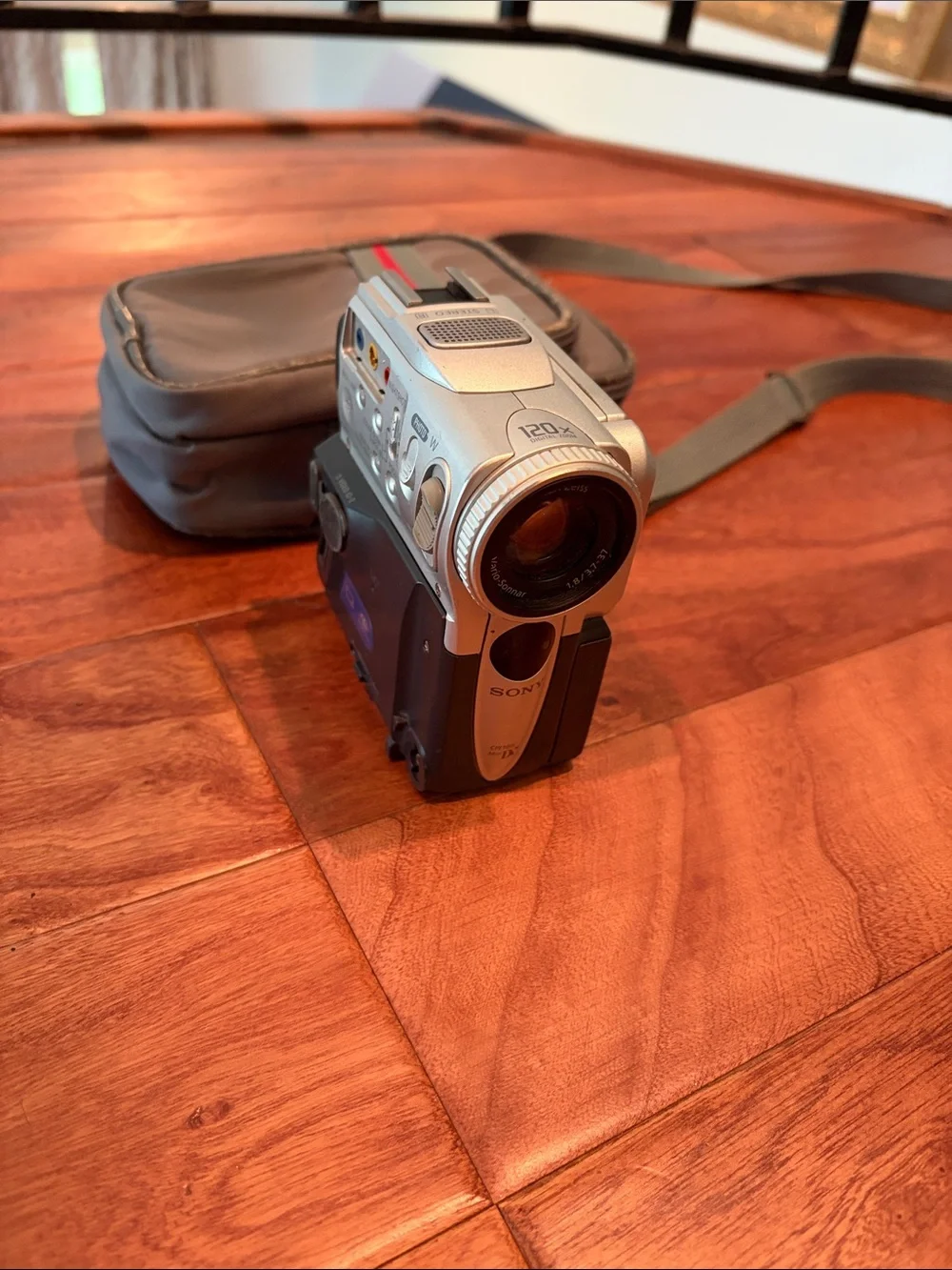 2002 Sony DCR-PC101 MiniDV Handy-Cam Digital Camcorder